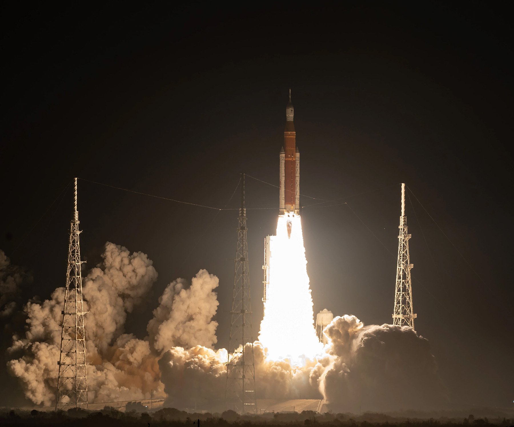 NASA’s Space Launch System rocket carrying the Orion spacecraft launches on the Artemis I flight test, Wednesday, Nov. 16, 2022, from Launch Complex 39B at NASA’s Kennedy Space Center in Florida. Image credit: Bill Ingalls